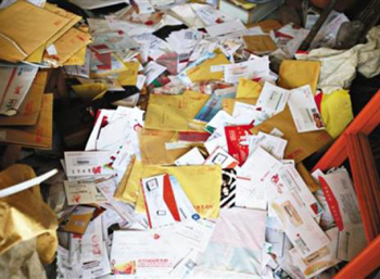 室內(nèi)堆放的雜物.jpg 室內(nèi)堆放的雜物.jpg