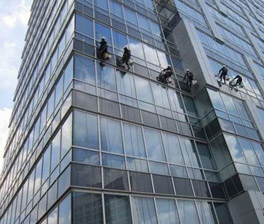 保潔工作注意事項(xiàng):外墻玻璃清洗方法