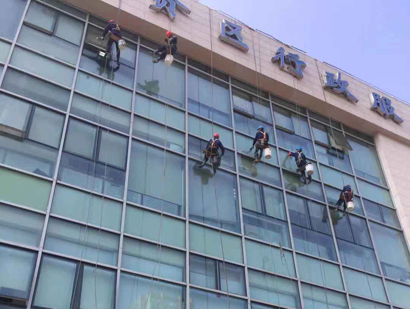 行政A座東幕墻玻璃清洗中照片.jpg 行政A座東幕墻玻璃清洗中照片.jpg