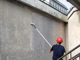 內(nèi)墻墻壁滲水怎么解決？多半是漏水，防水維修很關(guān)鍵