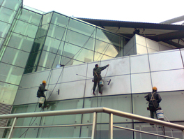 建筑物外墻清洗要采用哪些安全的措施?